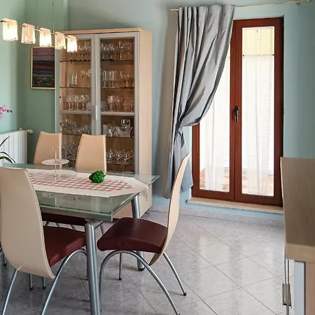 2 Bedroom Awesome Home In Zeliski * Zeliski